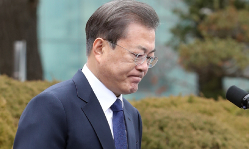 문재인 대통령이 1일 종로구 배화여고에서 3.1절 기념사 후 인사하고 있다. 연합뉴스
