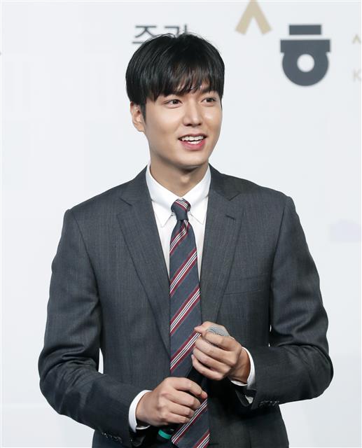 Actor Lee Min-ho practiced good deeds by donating 300 million won to prevent COVID-19 spread.Lee Min-ho and MYM Entertainment announced on the 2nd through the Donation Platform Promise (PROMIZ) that COVID-19-related donations of 300 million won will be included in the Social Welfare Community Chest (benefice of love), International Relief Development NGO Good Neighbors, Hope Bridge All States Disaster Relief Association, Save the Childrens Foundation, and three other Korean Childrens Associations. It delivered to a total of eight Donation agencies.The reason why this Donation is more special is that Lee Min-ho did not do the actors personal name, but did the Donation in secret through Promise (PROMZ), which is practicing sharing with fans.It is because it is meaningful that many people voluntarily participated in gathering their hearts based on the value of mutual benefit to experience difficulties and joy, overcome and live together.The Donation Fund will be used quickly to purchase low-income, which needs help in all states, including Daegu and Gyeongbuk, personal hygiene products for the prevention of infection in children with immune disabilities, and anti-virus products for medical staff suffering from COVID-19 treatment.We decided to Donation in the hope that children in vulnerable groups will be protected safely and prevent the spread of community infection, Promise said. We hope that it will help families who are having difficulty purchasing essential anti-virus items such as health masks, so that they can overcome the COVID-19 crisis and grow healthy.I was saddened to hear that the medical staff and the anti-virus workers who are suffering from confirmed patient treatment at All States medical institutions are having a lot of difficulties in the shortage of anti-virus equipment, and I was wondering if they would be able to help a little bit in their efforts, Promise added.Lee Min-ho Fans Club Minoz also won 7.5 tons of rice to help overcome the low-income damage suffered by Corona 19 and added its meaning and added warmth.The items will be delivered to families belonging to children and adolescents in blind spots where they are not properly eaten and cared for.This is not the first time Lee Min-ho has done good.Promise (PROMIZ), founded by Lee Min-ho to practice sharing, is a sharing donation platform that has been awarded good brand targets for three consecutive years since its inception in March 2014.We have realized the shared value by producing small business owners and designer products that reexamine the value of various social contribution campaigns with the theme of children, environment, and animals, and donating the proceeds of sales for the development of our society.Lee Min-ho is a member of the UNICEF Honor Club (a group of individuals with more than KRW 100 million) as well as a local marginalized group, who is constantly engaged in generous sharing activities for those who are not cared for by family dismantling or change in the blind spot.Meanwhile, Lee Min-ho is in the midst of filming SBSs Golden Earth Drama The King: The Monarch of Eternity, which is scheduled to air in April.