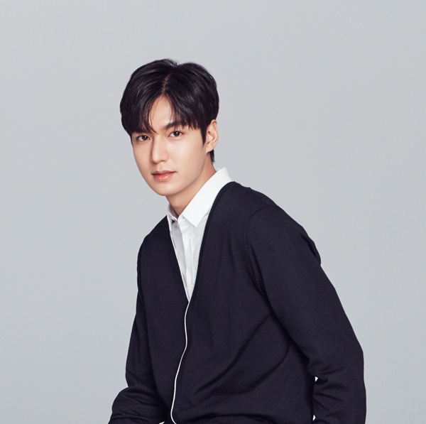 Holt Childrens Welfare Association (Chairman Kim Ho-hyun) announced on the 2nd that Actor Lee Min-ho and MYM Entertainment have Donated 10 million won and 1.5 tons of Rice related to COVID-19 through the Donation platform PROMIZ.The Donation Fund will be supported by Danger families who need help from Daegu, Gyeongbuk, and the whole country to overcome Corona 19.We decided to Donation in the hope that children with community infections and immune-vulnerable groups would be protected safely, Promise said. We hope that it will help families who are having difficulty purchasing essential anti-virus items such as health masks, so that they can overcome COVID-19 Danger and grow healthy.Lee Min-ho fan club Minoz also donated 1.5 tons of rice to help Danger families who are threatened by their livelihood due to Corona 19 and added meaning and added warmth.The items will be delivered to Danger families in blind spots where they are not properly eaten and cared for through the Holt Childrens Welfare Association.On the other hand, the Holt Childrens Welfare Association is carrying out various activities to urgently support the necessary items for Danger families, such as single-parent families, low-income families, and children and adolescents who are out of the facility, and to minimize the damage of Danger families vulnerable to disasters.