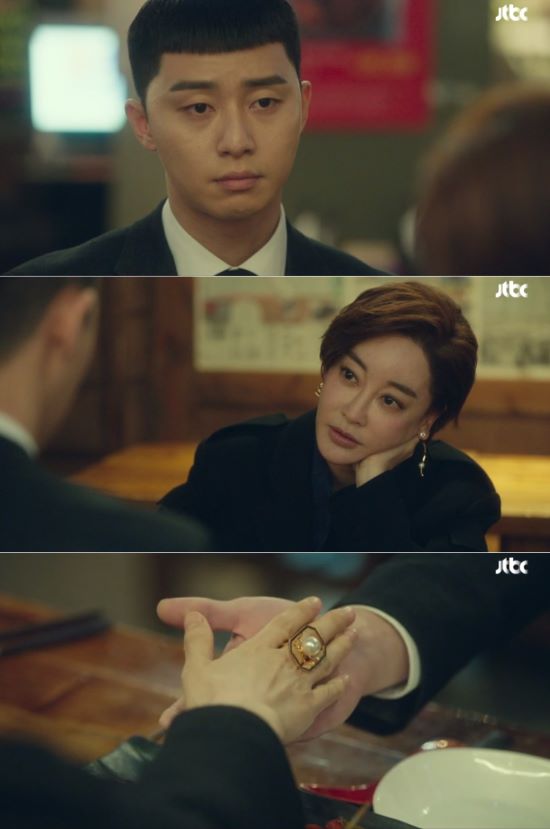 Itaewon Klath Actor Kim Hye-eun set fire to Park Seo-joons willThe 10th JTBC gilt drama Itaewon Klath, which aired on the 29th day, recorded 14.8% nationwide and 16.2% in the Seoul metropolitan area (Nilson Korea, based on paid households), marking its highest ratings for the ninth consecutive time.One minute of the topic, which had a 17.1% highest audience rating per minute, was the Confessions of Kang Min-jung (Kim Hye-eun), who revealed his fathers secret to Park Seo-joon.Kang Min-jung, along with Park, Joy Seo (Kim Dae-mi) and Lee Ho-jin (Lee Dae-wit), reexamined the hit-and-run incident of the Fountainhead and pushed for the dismissal of the CEO, but Jang Dae-hee (Yoo Jae-myung) quickly reversed the charter with an unexpected card.Kang Min-jung seemed to acknowledge his defeat and step down in the spirit of Jang Dae-hee, who was trying to keep the company until he abandoned his son, The Fountainhead.But Kang Min-jung took out a new card to ignite Roys will at a time when it all seemed to be over.The fact that the clock filled in the wrist of Park Sae-hee was the result of Park Sung-yeol (Son Hyun-joo) developing the representative menu of Jangga and receiving the ball as a ball that was turned to Jang Dae-hee was a Confessions.Kang Min-jungs Confessions renewed the will of Park, who had seen the bitter taste of failure, and gave him full anticipation for the upcoming confrontation with Kang Dae-hee.In particular, the flexibility of Kang Min-jung, who recognizes and accepts the advantages of his opponent, has increased the immersion of the drama as he continues to turn.As Kang Min-jung has Buyeo a new goal and will for Park, the confrontation between Park and Jang Dae-hee will be more full-fledged.Itaewon Clath is broadcast every Friday and Saturday at 10:50 pm.Photo: JTBC Itaewon Klath captures the broadcast screen