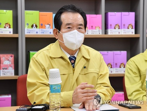 마스크 생산업체 방문한 정세균 총리 (서울=연합뉴스) 정세균 국무총리가 2일 오후 경북 문경에 위치한 보건용 마스크 생산업체를 방문해 현장 의견을 청취하고 있다. 2020.3.2       [총리실 제공. 재판매 및 DB 금지] photo@yna.co.kr