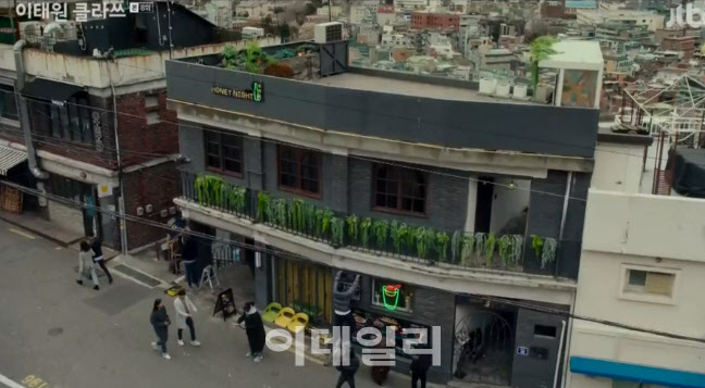 드라마 ‘이태원 클라쓰’에서 박새로이(박서준 분)이 매입해 포차를 차린 건물 모습. JTBC 화면 캡쳐
