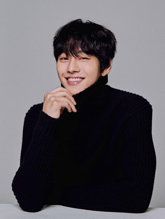 Actor Ahn Hyo-seop told the story of Actors who appeared together in Romantic Doctor Kim Sabu 2.Ahn Hyo-seop said, I am like a father about the co-work with Han Seok-gyu, who co-worked the drama at SBSs Romantic Doctor Kim Sabu 2 End Interview held at a cafe in Nonhyeon-dong, Gangnam-gu, Seoul on the morning of the 3rd.Youre the one who gave the most advice about Acting, and I think you were able to shoot with a really warm heart because you had a family-like warmth as well as Acting.I was at first disappointed, he said about the co-work with Lee Sung-kyung, who painted the love line in the play.At first I was worried about being awkward, but when I think about it, I think it would help for Woojin and the narrative of silver.Actually, it seems that the awkward relationship in the early days helped. Filming with your personality sister is energy-rich. Its hard or tired. Ha.I think I took more care of her than I looked, so I had a good time shooting with her.Ahn Hyo-seop and Lee Sung-kyung in the play were not able to confirm their feelings about each other until the last time, and they finished the work with a hot kiss.The viewers regrets about the love line of the two people who continued to be out of line also continued, and Ahn Hyo-seop smiled at it, saying, I was frustrated.I dont think Woojin would have been so close to the same Friend in reality (laughing) and I was frustrated when I was acting.Of course, considering Woojins childhood trauma or trials, his behavior can be understood, but when I look at the outside, it is frustrating and I seem to have been a little frustrated while Acting.So I tried to understand Woojins childhood events and sympathize at a point called Friend, who felt burdened by human relationships and was wary.I understand that he would have wanted to avoid what was happening for him anyway.Now that he has just finished his work, Ahn Hyo-seop will enjoy a short break and meet viewers through his next work.The next one? Its only been a week since the work is over, and Id like to take a break, so I think I should take a little more time and talk about it.I was sure I was resting, but I wanted to keep filming, and I was so excited about working, and I think I should talk to him about it because I still have so much passion.I think its half-expected. The genre you want to try Top Model? Id like to try Top Model for a person of flying.I want to try a person with a little less angled, free-spirited thinking, and I want to try genres like thrillers and horrors.Ahn Hyo-seop, who has matured in his debut for the sixth year and feels lacking as he grows up compared to the past, will continue his unstoppable run for the goal of Actor not to settle for reality.I want to be an Actor who wants to keep trying to get to Actor, and I want to be an Actor who doesnt settle for reality, keeps thinking about things, and the process of finding them becomes important.
