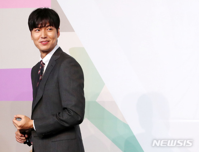 According to VAST Entertainment on March 3, Actor Hyun Bin delivered 200 million won to the fruits of the Social Welfare Community Chest of Korea.It will be used to purchase health masks and hand disinfectants to prevent infections in vulnerable groups.Hyun Bin is said to have been Donated without informing his agency.An official said, I did good deeds last month, he said. Donation always keeps quiet without informing his agency.On May 21, Hyun Bin delivered a message of support in four languages ​​including Korean, English, Chinese and Japanese.I think I am going to be sending Haru Haru due to anxiety and worry due to the COVID-19 virus that occurred throughout Asia and around the world. I always hope that this COVID-19 will pass by Haru quickly, as we have always been in a difficult time,I would like to thank the people who are working hard to overcome the virus for their hard work day and night and I will support them to the end. I sincerely hope for the quick recovery of those who are suffering from infectious diseases. Talent Han Hyo-joo has donated 100 million won to COVID-19 to the Hope Bridge National Disaster Relief Association.It will be used for medical staff who are adding strength to the forefront of prevention, including elderly people and children with relatively weak immunity.Han Hyo-joo continues to spread good influence.Last year, Gangwon Province donated 20 million won to recover the damage from the South Korea forest fires, and participated in the Konyaspor Umbrella Childrens Foundation Childrens Support Project and delivered 1004,000 won for the fan meeting ticket.We opened Hyoju Fund in the Beautiful Foundation and worked hard to support elderly living expenses and alienated children and youth culture experience.Gagwoman Lee Young-ja also enjoyed 50 million won in Hope Bridge. Last year, she delivered 20 million won to victims of the Gangwon Province and South Korea wildfires.In 2018, the entire advertising model fee with the manager was Donation, which provided medical expenses for seven children with low-income disabilities.Talent Han Ji-min delivered 3,000 protective clothing worth 100 million won for medical use to Daegu city society.The medical staff who are struggling with COVID-19 have been able to provide enough protection equipment and help them to treat them in a safe environment.Han Ji-min is known to have learned how to buy protective clothing and the Donation Department.Ma Dong-seok donated 100 million won to the Daegu branch of the fruit of love.Although he is busy with filming the Hollywood film Eternals (director Chloe Zhao), he has joined in helping the hardest with COVID-19.Lee Min-ho added 50 million won to international relief development NGO Good Neighbors, the second after enjoying 300 million won with his agency MYM Entertainment.Donation Gold has delivered to eight places including Good Neighbors, Love Fruit, Hope Bridge, Save the Children, Konyaspor Umbrella Childrens Foundation and Korea Childrens Association.