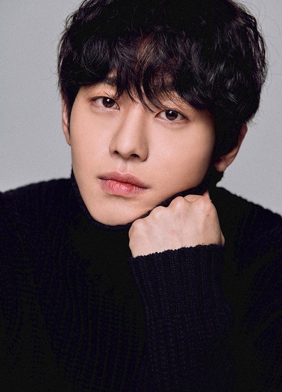 I was initially in a bad mood, said Actor Ahn Hyo-seop, 25, on Lee Sung-kyung, 30, who drew a love line in Romantic Doctor Kim Sabu 2.Ahn Hyo-seop conducted SBS Mon-Tue drama Romantic Doctor Kim Sabu 2 (playplayplay by Kang Eun-kyung, director Yoo In-sik and Lee Gil-bok) End Interview at a cafe in Nonhyeon-dong, Gangnam-gu, Seoul on the 3rd.Ahn Hyo-seop, who played the second year of the second year of the GS (Surgical) Fellow of Doldam Hospital, played romance act with Lee Sung-kyung of the second year of the second year of the CS (thoracic surgery) Fellow.I was worried at first with my sister of the Bible, said Ahn Hyo-seop at the interview. So I was worried, but I thought that it would be helpful for the narrative of Seo Woo Jin and Cha Eun-jae.At the end of the day, I was close, but the relationship I had at the beginning helped the relationship between Woojin and Eunjae. If you shoot with your Bible sister, it is good to be energy, said Ahn Hyo-seop. It is always a sister who gives strength even when tired or hard.I happily filmed it with my sister, she added.Actor Kim Min-jae, who was divided into Park Eun-tak, a nurse at Doldam Hospital, has known her since she was a singer trainee.Ahn Hyo-seop said, I see it in almost five to six years, and it is the first time I have worked together in the field. It was hard to act together in the beginning.I can not see the seriousness of the silver character, he laughed.He said, I was so happy because I was immersed in the drama because I was a child, he said. I was able to shoot more fun because I originally knew it.On the other hand, Romantic Doctor Kim Sabu 2 is a story of real doctor in the background of a poor stone wall hospital in the province. Han Seok-gyu, Ahn Hyo-seop, Lee Sung-kyung, Kim Min-jae, Kim Joo-heon, Shin Dong-wook, Soju Yeon, Jin Kyung and Im Won-hee appeared.The last episode, which was broadcast on the 25th of last month, received a great love from viewers with its highest audience rating of 27.1% nationwide.SBS Mon-Tue drama Romantic Doctor Kim Sabu Season 2 Seo Woo Jin station