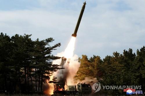 북한 김정은, 어제 단거리 발사체 발사 참관…"방사포" 확인 (서울=연합뉴스) 김정은 북한 국무위원장이 2일 전선 장거리포병구분대의 화력타격훈련을 지도했다고 조선중앙통신이 3일 보도했다. 사진은 중앙통신 홈페이지에 공개된 방사포 발사 장면으로, 이동식발사대(TEL) 위 4개의 발사관 중 1개에서 발사체가 화염을 뿜으며 치솟고 있다.  2020.3.3 [조선중앙통신 홈페이지 캡처. 재판매 및 DB금지]      nkphoto@yna.co.kr