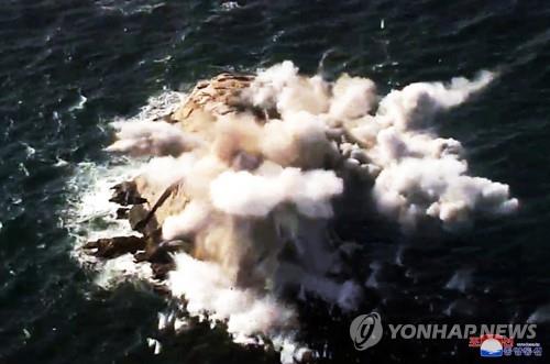 북 "김정은, 어제 전선 장거리포병구분대 훈련 지도" (평양 조선중앙통신=연합뉴스) 김정은 북한 국무위원장이 2일 전선 장거리포병구분대의 화력타격훈련을 지도했다고 조선중앙통신이 3일 보도했다. 2020.3.3  [국내에서만 사용가능. 재배포 금지. For Use only in the Republic of Korea. No Redistribution]