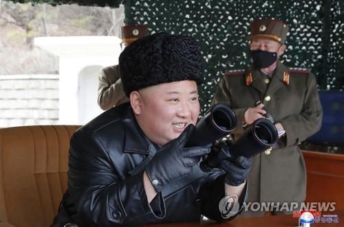 북한 "김정은, 어제 전선 장거리포병구분대 훈련 지도" (평양 조선중앙통신=연합뉴스) 김정은 북한 국무위원장이 2일 전선 장거리포병구분대의 화력타격훈련을 지도했다고 조선중앙통신이 3일 보도했다. 2020.3.3  [국내에서만 사용가능. 재배포 금지. For Use only in the Republic of Korea. No Redistribution]