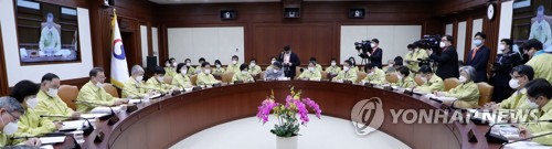 오늘 국무회의는 마스크 쓰고 (서울=연합뉴스) 한상균 기자 = 문재인 대통령이 3일 국무회의를 주재하고 있다.  xyz@yna.co.kr