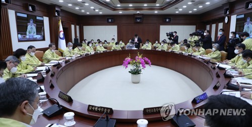 오늘의 국무회의는... (서울=연합뉴스) 한상균 기자 = 문재인 대통령이 3일 국무회의를 주재하고 있다.  xyz@yna.co.kr