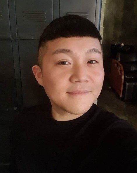 Comedian Jo Se-ho laughed when he claimed he was Park Seo-joon SimiliarJo Se-ho posted a picture on his SNS on the 3rd with an article called Joseiroi.Jo Se-ho, who recently lost 8kg of weight, followed the new Roy hairstyle and claimed Jia Qing Similiar.New Roy is the character name of Park Seo-joons drama Itaewon Clath.Fans responded fun to Jo Se-ho, who took a selfie with a sour expression on his head.