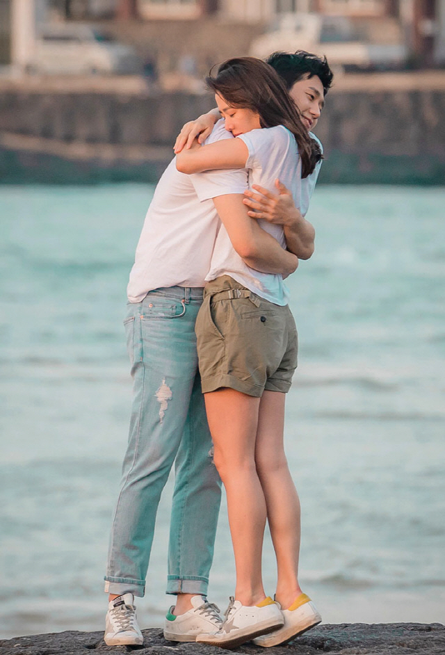 2018년 JTBC 드라마 '밥 잘 사주는 예쁜 누나'에서 정해인과 호흡을 맞췄다. 보기만 해도 설레는 포옹 장면.