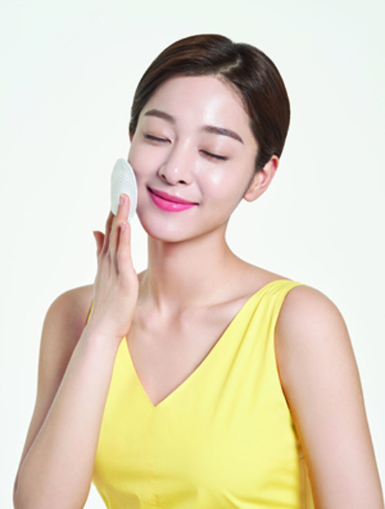 A lovely Seol In-ah, full of spring thrills, has emerged.Actor Seol In-ah Entertainment has released three cosmetics brand pictorials that are active as exclusive models through official SNS on the afternoon of March 3.In the photo, Seol In-ah expresses the loveliness of spring with colorful concept in a colorful background.Seol In-ah, who appeared in different colors, shows off the goddess of Spring with a variety of charms ranging from purity, elegance and alluring appearance every cut.bak-beauty
