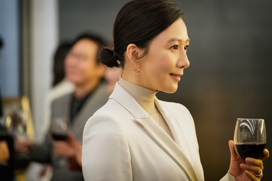 The dangerous and secret World of Couples, which Kim Hee-ae will draw, is making viewers shake.JTBCs new gilt drama World of Couples (directed by Mo Wan-il, the playwright Joo Hyun, Creator Gline & Kang Eun-kyung), which will be broadcast following Itaewon Klath, released Kim Hee-aes first steel on March 4 foreshadowing a strong transformation.Kim Hee-ae, who said, I was fascinated by the force of tension, and said why he chose this work as a return work for four years.The unrivaled actor Kim Hee-ae, who is still renewing the current progress Leeds, is already thrilled to see what synergy he will create with Misty Mo Wan-il.The couples World, based on the BBCs best-selling film Doctor Foster, tells the story of a couples love that is broken by betrayal and falls into a swirl of Feeling.The intense world of the couple who tighten their necks with the effort to die in an explosive affection is drawn densely.The meeting between director Mo Wan-il and Kim Hee-ae, who have been recognized for their meticulous and sensual production that pursues the essence of Feeling through Misty, makes another syndrome foreseeable.Joo Hyun, who has a good idea of ​​detailing the inside of the character, wrote the play and wrote the writer of the writer, Gline Kang Eun Kyung, as a creator, to complete the dream team.Kim Hee-ae and Park Hae-joon, Park Sun-young, Kim Young-min, Lee Kyung-young and Kim Sun-kyung are each a problematic couple with different secrets.Here, acting actors Chae Kook Hee, Han So Hee, Lee Hak Ju and Shim Sun Woo join together to add strength to the drama.Kim Hee-ae embodies the delicate Feeling change in the public photo and embodies the Ji Sun Woo in three dimensions.The graceful, elegant G. Sun Woos pale smile and confident eyes are filled with pride, a glimpse of how perfect his life was.The expression of Sun Woo in his doctors gown is so subdued that his eyes and hard lips contrast with the gentle atmosphere feel a change in Feeling as if he has made a decision.In the ensuing photo, Ji Sun Woo faces confusion in the cracks that have come to life.Sun Woos Feeling, which is trying to grasp itself even with its wet head and unsettled gaze, is said to be at stake.Kim Hee-ae stimulates curiosity with the detailed hot-rolled performance of the change of Ji Sun Woo and Feeling with only eyes.Kim Hee-ae, who returns to the drama in four years, is divided into a self-made family medicine specialist, Sun Woo.Life fluctuates as the cracks begin to crack in her happiness, which seemed solid, from calm families, her husbands unwavering love, her son to meet expectations, to her status and reputation in the community.Kim Hee-ae draws Sun Woo in depth to see if it will push deep Feeling, which is never superficial, to the limit.The point where Kim Hee-ae is focusing on acting is to convince change and Feeling.Kim Hee-ae said, Sun Woo has been feeling cracks in happiness that has seemed solid, and expresses various Feelings through moderation and explosion.We are focusing on the detailed expressiveness of the audience so that the situation and behavior changes of Sun Woo can be understood.Sun Woo shows both a flexible pulpit and a weak, unrelenting weakness.I will try to make it a time for viewers to read various Feelings, such as love and anger, that a person feels, he said.kim myeong-mi