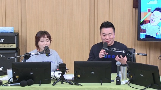 Gag Woman Shin Bong-sun cited IU and Han Ji-min as Similiar starsShin Bong-sun appeared as a special DJ on SBS Power FM Dooshi Escape Cult show broadcast on March 4th.I have so many Similiars, from sports stars to idols and actors, Shin Bong-sun said.Shin Bong-sun added to the broadcast by self-disgusting that he was so much told that he resembled Didier Drogba and Wayne Rooney; that he is so hard.delay stock