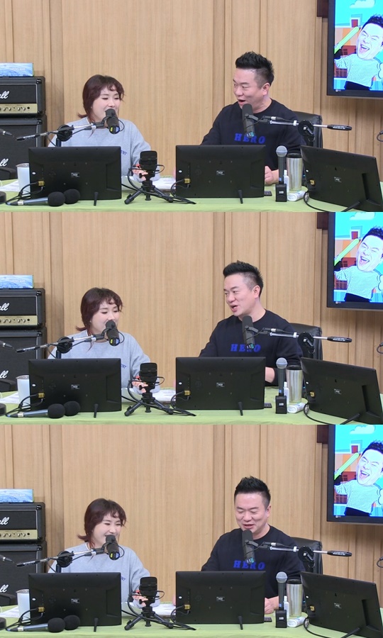 Gag Woman Shin Bong-sun cited IU and Han Ji-min as Similiar starsShin Bong-sun appeared as a special DJ on SBS Power FM Dooshi Escape Cult show broadcast on March 4th.I have so many Similiars, from sports stars to idols and actors, Shin Bong-sun said.Shin Bong-sun added to the broadcast by self-disgusting that he was so much told that he resembled Didier Drogba and Wayne Rooney; that he is so hard.delay stock