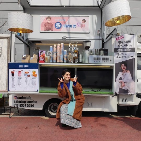 Gagwoman Jang Doyeon thanked Coffee or Tea GiftJang Doyeon posted a picture on his instagram on March 4 with an article entitled Thank you, Jemmalu, lets be careful and healthy together.The picture shows a picture of Jang Doyeon posing V. The face size of the tiny Jang Doyeon captivates the eye.Jang Doyeons remorseful look also draws attention.Fans who responded to the photos responded such as Jeon Doyen in the movie industry, Jang Doyeon in the gag industry, Never use your sisters health and It is so beautiful.delay stock