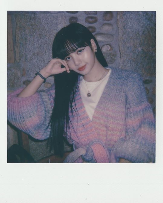 Group BLACKPINK member Lisa showed off her watery beautiful looks.Lisa posted a photo on her Instagram page on March 4.Inside the picture was a picture of Lisa staring at the camera with her head.Lisas perishing small face size and exotic features make her beautiful looks even more striking. Lisas alluring vibes also attract attention.delay stock