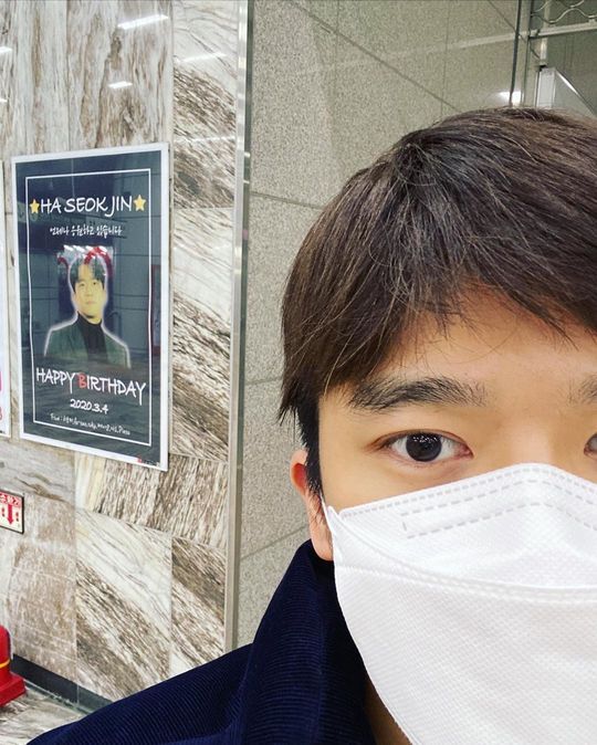 Actor Ha Seok-jin thanked fans for celebrating his birthday.Ha Seok-jin wrote on his Instagram account on March 4, Remembrances for a long time. Please take care of your health! Thank you fans for making me feel Idol.Congratulations was well received online and posted photos and videos.In the open photo, Ha Seok-jin showed off his warm visuals with a perfect styling for shooting.In addition, Ha Seok-jin visited the places where the fans posted the AD on his birthday and gave thanks.Lee Ha-na