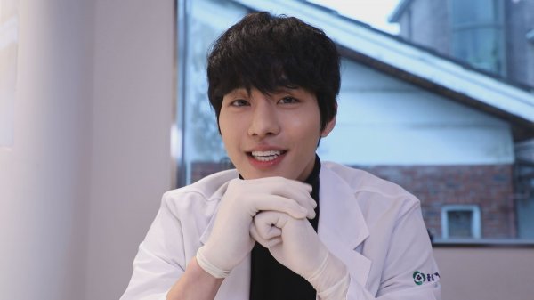 The Full Entertainment Midnight meets Actor Ahn Hyo-seop, who plays Seo Woo-jin, a doctor at Doldam Hospital, in Romantic Doctor Kim Sabu 2.On March 25, SBS drama Romantic Doctor Kim Sabu 2 recorded 27.1% of the audience rating at the final meeting, ending with the beauty of the race.While many viewers expressed regret over the drama End, the night met Actor Ahn Hyo-seop, the main character of Romantic Doctor Kim Sabu 2, and focused on his charm.Unlike Seo Woo-jin, who is a cynical character in the play, Ahn Hyo-seop, who is actually shy and shy, is also serious.However, in the drama, Lee Sung-kyung, who plays the role of Cha Eun-jae, made a love line and also performed a brilliant kiss god.Ahn Hyo-seop said, Kiss god was the last scene of the whole shooting.It was not easy to shoot in the spirit, but thanks to the handing of this in the coachs car, I finished shooting safely. The thrilling Ahn Hyo-seop and Lee Sung-kyungs Kiss god were the famous scenes born through this. What was the number of spleen chosen by Ahn Hyo-seop?Ahn Hyo-seop, who had seen Season 1 of Romantic Doctor Kim Sabu so much fun, said that the burden was great when the season 2 Acting came to him.He said he was on the filming with the aspiration of Lets not be a civilian, lets do something that will help the drama.There was a special effort in the complete surgical scene that made Actor Ahn Hyo-seop look like Doctor Seo Woo-jin.The romantic doctor Kim Sabu 2 team went to the actual university hospital as a group, and Ahn Hyo-seop said that he practiced practice by tying raw meat alone.Midnight asked Ahn Hyo-seop to demonstrate surgery on the spot.Ahn Hyo-seop showed a doctor-like appearance than a doctor with an unusual skill, skillfully holding a medical tool used in the actual play.So the night raised the difficulty, leaving an emergency patient with a shoulder injury to Ahn Hyo-seop.He is embarrassed to see a warm patient brought by the night, but he is a back door that he succeeded in first aid for a while.Not only is it an excellent acting ability, but also a musical talent deep talent Ahn Hyo-seop.Ahn Hyo-seop made a warmer atmosphere by singing the theme song of Romantic Doctor Kim Sabu 2 with a soft voice.SBSs Full Entertainment Midnight, which contains both the sweet songs and genuine stories of Actor Ahn Hyo-seop, which is expected to be more in the future, will air at 8:55 pm on the 4th.