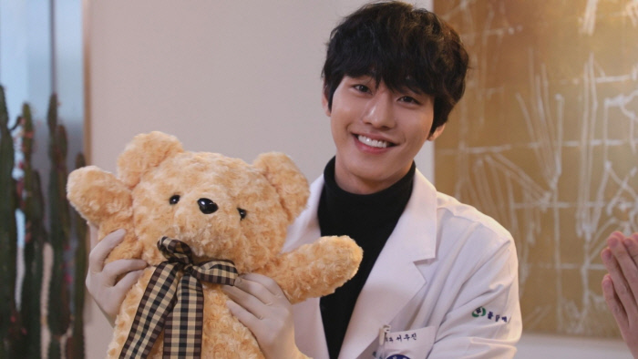 Actor Ahn Hyo-seop unveils Romantic Doctor Kim Sabu 2 behind-the-scenes Kahaani.In the SBS entertainment program Midnight (hereinafter referred to as Midnight), which will be broadcast on the 4th, Ahn Hyo-seop, who plays the role of Seo Woo-jin, a doctor of the Doldam Hospital, will unveil behind-the-scenes Kahaani in Romantic Doctor Kim Sabu 2.On March 25, the drama Romantic Doctor Kim Sabu 2 recorded 27.1% of the audience rating at the final meeting, ending with the beauty of Yoo Jong.While many viewers expressed regret over the drama End, Midnight met Actor Ahn Hyo-seop, the main character of Romantic Doctor Kim Sabu 2, and focused on his charm.Unlike Seo Woo-jin, who is a cynical character in the play, Ahn Hyo-seop, who is actually shy and shy, is also serious.However, in the drama, Lee Sung-kyung, who plays the role of Cha Eun-jae, made a love line and also performed a brilliant kiss god.Ahn Hyo-seop said, Kiss god was the last scene of the whole shooting.It was not easy to shoot in the spirit, but thanks to the handing over of this in the coachs car, I finished shooting safely. The thrilling Ahn Hyo-seop and Lee Sung-kyungs Kiss god were the famous scenes born through this, but what was the number of spleen chosen by Ahn Hyo-seop?Ahn Hyo-seop, who had seen Season 1 of Romantic Doctor Kim Sabu so much fun, said that the burden was great when he had the opportunity to appear in Season 2.He said he was on the filming with the aspiration of Lets not be a civilian, lets do something that will help the drama.There was a special effort in the complete surgical scene that made Actor Ahn Hyo-seop look like Doctor Seo Woo-jin.The romantic doctor Kim Sabu 2 team went to the actual university hospital as a group and Ahn Hyo-seop said that he practiced practice by tying raw meat alone.Midnight asked Ahn Hyo-seop to demonstrate the operation on the spot.Ahn Hyo-seop showed an unusual skill by skillfully holding the medical tools used in the actual play.Midnight raised the difficulty and left an emergency patient with a shoulder injury to Ahn Hyo-seop.He is the back door that he was perfectly successful in first aid for a while, even though he was embarrassed by the warm patient that Midnight brought.A talented rich man Ahn Hyo-seop, who is not only excellent acting but also musical talent.Ahn Hyo-seop made a warmer atmosphere by singing the theme song of Romantic Doctor Kim Sabu 2 with a soft voice.Midnight, which contains both the sweet songs and genuine stories of Actor Ahn Hyo-seop, which is expected to be more in the future, will be broadcast at 8:55 pm on the 4th.manned ship
