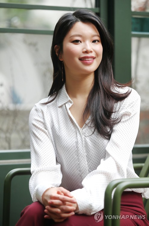 '스웨그 에이지' 출연한 김수하 (서울=연합뉴스) 이재희 기자 = 뮤지컬 배우 김수하가 서울 강남구의 한 카페에서 열린 연합뉴스와 인터뷰에 앞서 포즈를 취하고 있다. 2020.3.4 scape@yna.co.kr