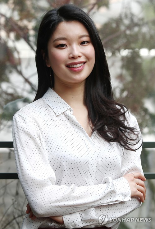 미소 짓는 김수하 (서울=연합뉴스) 이재희 기자 = 뮤지컬 배우 김수하가 서울 강남구의 한 카페에서 열린 연합뉴스와 인터뷰에 앞서 포즈를 취하고 있다. 2020.3.4 scape@yna.co.kr