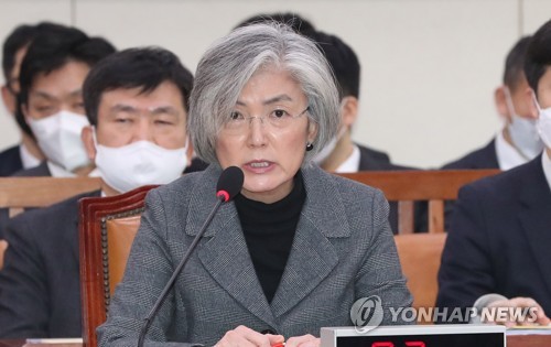 답변하는 강경화 (서울=연합뉴스) 하사헌 기자 = 강경화 외교부 장관이 4일 오후 서울 여의도 국회에서 열린 외교통일위원회 전체회의에서 의원 질의에 답변하고 있다.  2020.3.4 toadboy@yna.co.kr