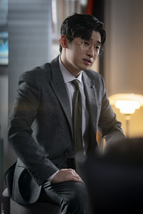 Lee David is working as Lee Ho-jin, a best friend and competent asset manager of Park Seo-joon, in the JTBC gilt drama Itaewon Klath.In particular, Lee Ho-jins mission has become more serious as the conflict with large corporations is peaking, and interest in him is growing.Lee Ho-jin (Lee David), who returned to the fund manager with ability from a student who was bullied by his son Jang Geun-won (Security), a large corporation, had a considerable shock to viewers.As Lee Ho-jin said, I was fighting for myself, fighting for patience. He had endured the years and developed the power to defend himself.In particular, Lee David was weak during his school days, and he made the appearance of a professional fund manager in the acting, making him feel the charm of a more exciting reversal.From proud and confident eyes to tone and gestures, I have expressed the changes of the past and the present in detail and increased my immersion.Above all, it is solidifying its presence as a strategy that should not be in the plan to break down the market.This is because Lee Ho-jin, a cool and rational judge, is adding to the strength of being on the Roy side.In addition, Lee Davids delicate performance, which revived the human aspect of guilt with a bitter one-loss in the attack on Jangga, attracted attention.The three-dimensional hot-rolling that revives the realism of the character is a point that leads viewers to fall more into the drama.There is a lot of expectation in his role in what kind of tricks to turn the fight against Jangga into victory in the future.On the other hand, Lee David can be seen at Itaewon Clath which is broadcasted every Friday and Saturday at 10:50 pm.Photos  JTBC