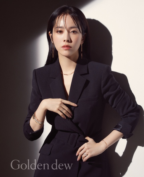 Golden Dew has released a 2020 S/S season pictorial by Muse Han Ji-min.Golden Dews Diamond is You campaign slogan is a message to women who are strong, noble, rare, eternal and glowing themselves like Blood Diamond, and depicts the image of a woman who has unchanging beauty through a Muse Han Ji-min picture.This picture was a wedding line with the beauty of Blood Diamond that does not change over time and a fashion line that naturally permeates and emits charm at any moment. Han Ji-mins elegant and luxurious mood blended well and caught the eye.Han Ji-min in the picture adds a romantic charm to the white dress by adding Blood Diamond jewelery, and a simple white shirt and a signature jewelery using Golden Dews GD motif to complete the more brilliant look.Especially, it layered the bangle in the lavender color suit to provide an elegant yet sophisticated mood, and in this picture, it perfectly expresses the beauty of the self-shining woman that the brand shows.Meanwhile, Han Ji-min is preparing a new work HERE (Gase) by Noh Hee-kyung.Photo Offering: Golden Dew, Muse Han Ji-min 20SS pictorial