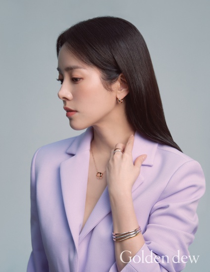 Golden Dew has released a 2020 S/S season pictorial by Muse Han Ji-min.Golden Dews Diamond is You campaign slogan is a message to women who are strong, noble, rare, eternal and glowing themselves like Blood Diamond, and depicts the image of a woman who has unchanging beauty through a Muse Han Ji-min picture.This picture was a wedding line with the beauty of Blood Diamond that does not change over time and a fashion line that naturally permeates and emits charm at any moment. Han Ji-mins elegant and luxurious mood blended well and caught the eye.Han Ji-min in the picture adds a romantic charm to the white dress by adding Blood Diamond jewelery, and a simple white shirt and a signature jewelery using Golden Dews GD motif to complete the more brilliant look.Especially, it layered the bangle in the lavender color suit to provide an elegant yet sophisticated mood, and in this picture, it perfectly expresses the beauty of the self-shining woman that the brand shows.Meanwhile, Han Ji-min is preparing a new work HERE (Gase) by Noh Hee-kyung.Photo Offering: Golden Dew, Muse Han Ji-min 20SS pictorial