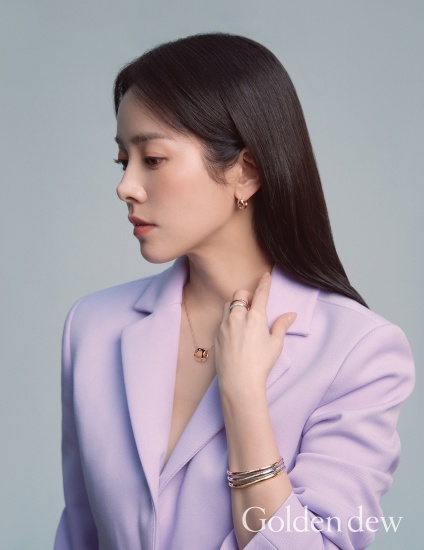 Golden Dew has released a 2020 S/S season pictorial by Muse Han Ji-min.Golden Dews Diamond is You campaign slogan is a message to women who are as strong, noble, sparse, eternal and glowing as diamonds, and depicts a woman who has unchanging beauty through a Muse Han Ji-min picture.This picture was a wedding line with the beauty of diamonds that do not change over time and a fashion line that naturally permeates at any moment and emits charm. Han Ji-mins elegant and luxurious mood blended well and caught the eye.Han Ji-min in the picture adds a diamond jewelery to the white dress to show off his romantic charm, and a simple white shirt and a signature jewelery using Golden Dews GD motif to complete a more brilliant look.Especially, it layered the bangle in the lavender color suit to provide an elegant yet sophisticated mood, and in this picture, it perfectly expresses the beauty of the self-shining woman that the brand shows.Meanwhile, Han Ji-min is preparing a new work HERE (Gase) by Noh Hee-kyung.Photo Offering: Golden Dew, Muse Han Ji-min 20SS pictorial