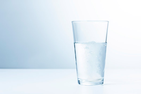 기상 직후에 마시는 물은 심혈관질환을 예방하고 배변 활동을 원활히 하는 효과가 있다./사진=클립아트코리아