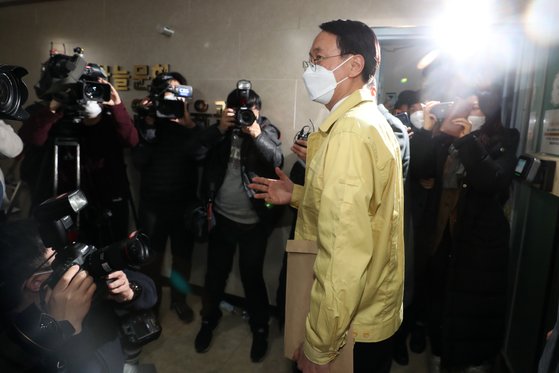 5일 오후 경기도 과천시 별양동 소재 신천지예수교회 본부에서 신종 코로나 바이러스 감염증(코로나19) 대응 행정조사를 마친 정부 조사단이 서류를 들고 나서고 있다.이날 행정조사의 내용은 신도 및 교육생의 인적사항 명단, 예배별 출석 기록, 모든 신천지 시설의 주소 정보 등이다. 행정조사에는 중대본, 경찰 관계자를 비롯해 대검찰청 포렌식팀도 투입됐다. [뉴스1]