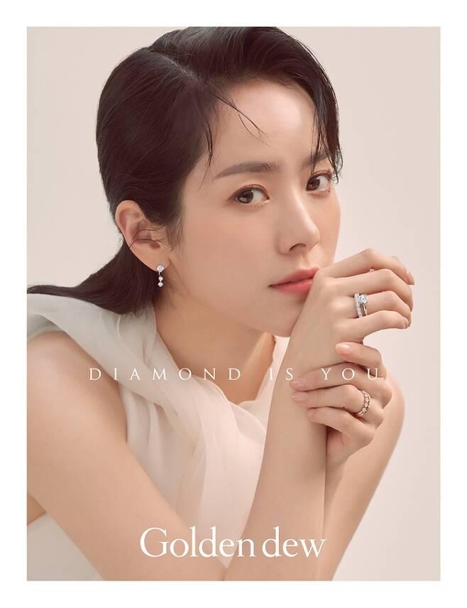 Actor Han Ji-min showed off her beauty that shined more than jewelsThis picture was made with a wedding line with the beauty of Blood Diamond that does not change over time and a fashion line that naturally permeates at any moment and emits charm.Han Ji-min in the picture adds a romantic charm to the white dress by adding Blood Diamond jewelery, and adds a simple white shirt with jewelery to complete a more brilliant look.In addition, the lavender color suit layered the bangle to provide an elegant yet sophisticated mood.Han Ji-mins perfect beautiful look, which perfectly expresses various charms from pure to elegant and sophisticated, shined.