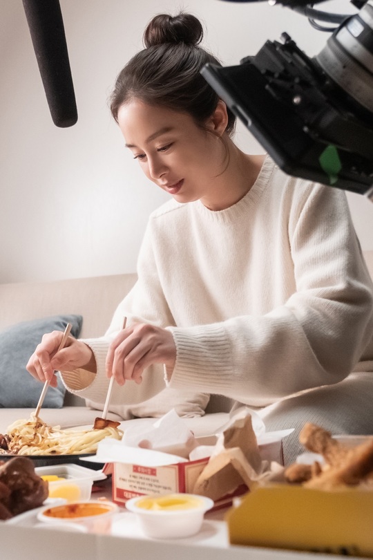 High Esporte Clube Bahia, Mama! Kim Tae-hee is leading the rise to Hot Summer Days, which amplifies empathy.The TVN Saturday drama Esporte Clube Bahia, Mama! (hereinafter, Habama) unveiled a scene behind-the-scenes cut on March 5 to give a glimpse of Kim Tae-hees secret to Hot Summer Days.Kim Tae-hee, who adds depth as he continues to do so, is completely immersed in Kwon Yuri in the field.As Kwon Yuris full-scale Dead Again Life begins, viewers are enjoying popularity.The story of a baby ghost, which I did not know before, was even touched by the struggle of Kwon Yuri to protect his daughter, Seo Woo.At the center of the acclaim is Kim Tae-hees Hot Summer Days, who returned after five years and completed Kwon Yuri as a life-cake (life character).I delightfully portrayed the reality of Kwon Yuri, who became a person overnight, and deep feelings with his family and friends, who still remember his vacancy, came to sympathy.Especially, the affectionate motherhood toward her daughter, Joe Woo, shook the hearts of viewers properly.Despite the Dead Again mission that you can live as a person if you regain your place within 49 days, Kwon Yuris sincerity to return the ghost-looking daughter to her original state has increased persuasiveness with deepening inner Acting.Kim Tae-hees emotional line, which is delicately drawn, is a catalyst for stimulating the tear glands every moment and is raising the immersion.Kim Tae-hees authenticity can be felt on the spot, too: Kim Tae-hee, who delicately captures the texture of emotion, is also keen on monitoring to avoid missing even minor scenes.The first row of monitors on the spot is always Kim Tae-hee. The script, which is filled with notes and post-its, gives a sense of passion.I do not put the script in my hand until just before shooting, and I am trying to capture the moment of Kwon Yuri.Here, the scene of the Chimak food show, which gave a pleasant smile, was also released.Kim Tae-hee, who works on the detailed act by setting the food directly, gives a smile to the viewers.The key to Kim Tae-hees empathy is his interaction with the actors, and the two serious actors who share their opinions with Ko Bo-Gyeol on the monitor catch their attention.For the first time, the scene of her daughter, Joe Woo, feeling warm was a tear button for viewers; Kim Tae-hee, who rehearses in the photo, is more serious than ever.Especially, Park Jae-joon, who was divided into a baby ghost, is amplifying the emotional result by communicating with child actors such as Park Jae-joon.Dead Again Life in Kwon Yuri is in a new phase.From the beginning, Kwon Yuri, who was caught by Cho Gang-hwa (Lee Kyu-hyung), was a base of good fortune in the face of Oh Min-jung (Ko Bo-Gyeol).But at the end of the fourth episode, I was confronted in front of a nursery with my best friend Go Hyun-jung (Shin Dong-mi).Kye Geun-sang (Oh Ui-sik), who was checking the CCTV of Go Hyun-jungs store, also confirmed the existence of Kwon Yuri.Although he did not see the 49th Dead Again mission for Cho Kang-hwa, he could not avoid meeting with those who missed him and Memory.Kwon Yuri, who could not show up in front of his family and acquaintances who lived with pain in his heart.I wonder what variables their reunion will play in Kwon Yuris Dead Again Life.Kim Tae-hee is trying to convey the feelings of Kwon Yuri in a genuine way, said the production team of Habama.As the identity of Kwon Yuri becomes more apparent, the change comes to Dead Again Life, he said.Watch the 49th Real Dead Again story of Kwon Yuri, which is unpredictable, he said.hwang hye-jin