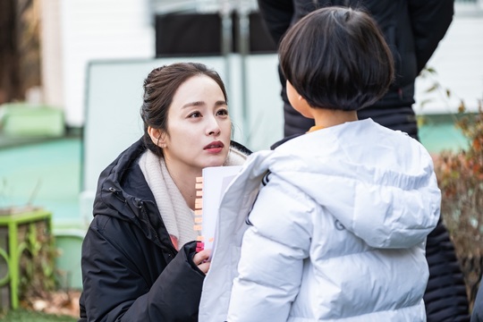 High Esporte Clube Bahia, Mama! Kim Tae-hee is leading the rise to Hot Summer Days, which amplifies empathy.The TVN Saturday drama Esporte Clube Bahia, Mama! (hereinafter, Habama) unveiled a scene behind-the-scenes cut on March 5 to give a glimpse of Kim Tae-hees secret to Hot Summer Days.Kim Tae-hee, who adds depth as he continues to do so, is completely immersed in Kwon Yuri in the field.As Kwon Yuris full-scale Dead Again Life begins, viewers are enjoying popularity.The story of a baby ghost, which I did not know before, was even touched by the struggle of Kwon Yuri to protect his daughter, Seo Woo.At the center of the acclaim is Kim Tae-hees Hot Summer Days, who returned after five years and completed Kwon Yuri as a life-cake (life character).I delightfully portrayed the reality of Kwon Yuri, who became a person overnight, and deep feelings with his family and friends, who still remember his vacancy, came to sympathy.Especially, the affectionate motherhood toward her daughter, Joe Woo, shook the hearts of viewers properly.Despite the Dead Again mission that you can live as a person if you regain your place within 49 days, Kwon Yuris sincerity to return the ghost-looking daughter to her original state has increased persuasiveness with deepening inner Acting.Kim Tae-hees emotional line, which is delicately drawn, is a catalyst for stimulating the tear glands every moment and is raising the immersion.Kim Tae-hees authenticity can be felt on the spot, too: Kim Tae-hee, who delicately captures the texture of emotion, is also keen on monitoring to avoid missing even minor scenes.The first row of monitors on the spot is always Kim Tae-hee. The script, which is filled with notes and post-its, gives a sense of passion.I do not put the script in my hand until just before shooting, and I am trying to capture the moment of Kwon Yuri.Here, the scene of the Chimak food show, which gave a pleasant smile, was also released.Kim Tae-hee, who works on the detailed act by setting the food directly, gives a smile to the viewers.The key to Kim Tae-hees empathy is his interaction with the actors, and the two serious actors who share their opinions with Ko Bo-Gyeol on the monitor catch their attention.For the first time, the scene of her daughter, Joe Woo, feeling warm was a tear button for viewers; Kim Tae-hee, who rehearses in the photo, is more serious than ever.Especially, Park Jae-joon, who was divided into a baby ghost, is amplifying the emotional result by communicating with child actors such as Park Jae-joon.Dead Again Life in Kwon Yuri is in a new phase.From the beginning, Kwon Yuri, who was caught by Cho Gang-hwa (Lee Kyu-hyung), was a base of good fortune in the face of Oh Min-jung (Ko Bo-Gyeol).But at the end of the fourth episode, I was confronted in front of a nursery with my best friend Go Hyun-jung (Shin Dong-mi).Kye Geun-sang (Oh Ui-sik), who was checking the CCTV of Go Hyun-jungs store, also confirmed the existence of Kwon Yuri.Although he did not see the 49th Dead Again mission for Cho Kang-hwa, he could not avoid meeting with those who missed him and Memory.Kwon Yuri, who could not show up in front of his family and acquaintances who lived with pain in his heart.I wonder what variables their reunion will play in Kwon Yuris Dead Again Life.Kim Tae-hee is trying to convey the feelings of Kwon Yuri in a genuine way, said the production team of Habama.As the identity of Kwon Yuri becomes more apparent, the change comes to Dead Again Life, he said.Watch the 49th Real Dead Again story of Kwon Yuri, which is unpredictable, he said.hwang hye-jin