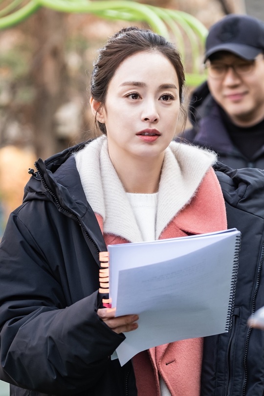 High Esporte Clube Bahia, Mama! Kim Tae-hee is leading the rise to Hot Summer Days, which amplifies empathy.The TVN Saturday drama Esporte Clube Bahia, Mama! (hereinafter, Habama) unveiled a scene behind-the-scenes cut on March 5 to give a glimpse of Kim Tae-hees secret to Hot Summer Days.Kim Tae-hee, who adds depth as he continues to do so, is completely immersed in Kwon Yuri in the field.As Kwon Yuris full-scale Dead Again Life begins, viewers are enjoying popularity.The story of a baby ghost, which I did not know before, was even touched by the struggle of Kwon Yuri to protect his daughter, Seo Woo.At the center of the acclaim is Kim Tae-hees Hot Summer Days, who returned after five years and completed Kwon Yuri as a life-cake (life character).I delightfully portrayed the reality of Kwon Yuri, who became a person overnight, and deep feelings with his family and friends, who still remember his vacancy, came to sympathy.Especially, the affectionate motherhood toward her daughter, Joe Woo, shook the hearts of viewers properly.Despite the Dead Again mission that you can live as a person if you regain your place within 49 days, Kwon Yuris sincerity to return the ghost-looking daughter to her original state has increased persuasiveness with deepening inner Acting.Kim Tae-hees emotional line, which is delicately drawn, is a catalyst for stimulating the tear glands every moment and is raising the immersion.Kim Tae-hees authenticity can be felt on the spot, too: Kim Tae-hee, who delicately captures the texture of emotion, is also keen on monitoring to avoid missing even minor scenes.The first row of monitors on the spot is always Kim Tae-hee. The script, which is filled with notes and post-its, gives a sense of passion.I do not put the script in my hand until just before shooting, and I am trying to capture the moment of Kwon Yuri.Here, the scene of the Chimak food show, which gave a pleasant smile, was also released.Kim Tae-hee, who works on the detailed act by setting the food directly, gives a smile to the viewers.The key to Kim Tae-hees empathy is his interaction with the actors, and the two serious actors who share their opinions with Ko Bo-Gyeol on the monitor catch their attention.For the first time, the scene of her daughter, Joe Woo, feeling warm was a tear button for viewers; Kim Tae-hee, who rehearses in the photo, is more serious than ever.Especially, Park Jae-joon, who was divided into a baby ghost, is amplifying the emotional result by communicating with child actors such as Park Jae-joon.Dead Again Life in Kwon Yuri is in a new phase.From the beginning, Kwon Yuri, who was caught by Cho Gang-hwa (Lee Kyu-hyung), was a base of good fortune in the face of Oh Min-jung (Ko Bo-Gyeol).But at the end of the fourth episode, I was confronted in front of a nursery with my best friend Go Hyun-jung (Shin Dong-mi).Kye Geun-sang (Oh Ui-sik), who was checking the CCTV of Go Hyun-jungs store, also confirmed the existence of Kwon Yuri.Although he did not see the 49th Dead Again mission for Cho Kang-hwa, he could not avoid meeting with those who missed him and Memory.Kwon Yuri, who could not show up in front of his family and acquaintances who lived with pain in his heart.I wonder what variables their reunion will play in Kwon Yuris Dead Again Life.Kim Tae-hee is trying to convey the feelings of Kwon Yuri in a genuine way, said the production team of Habama.As the identity of Kwon Yuri becomes more apparent, the change comes to Dead Again Life, he said.Watch the 49th Real Dead Again story of Kwon Yuri, which is unpredictable, he said.hwang hye-jin