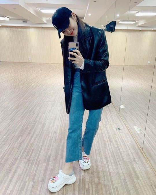 Group Gugudan Sejeong (real name Kim Sejeong) unveiled a cute de Ely look, completed with a unique bright flower smile.Sejeong posted a picture on March 5 on Gugudans official Instagram with an article entitled Sejeong. OOTD of the Day.Kim Sejeong in the photo wears a large jeans and a black jacket. OOTD is a word for Outfit Of the Day, which means Ely Look.Sejeong releases its first solo mini album, Polls, on March 17; Sejeong released solo recordings such as Flower Road and Tunnel and received popular love with its sweet singing skills.Choi Yu-jin