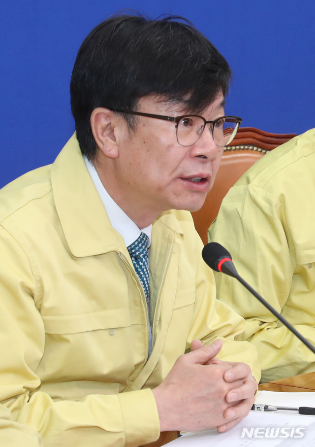 [ソウル=ニューシース]金人院記者 = 金尚早青瓦台政策室長が 4日午前ソウル汝矣島国会ドブルオミンズだ会議室で開かれた第1次鼻でも19 対応当政庁会議に参加して発言している.  2020.03.04. kmx1105@newsis.com