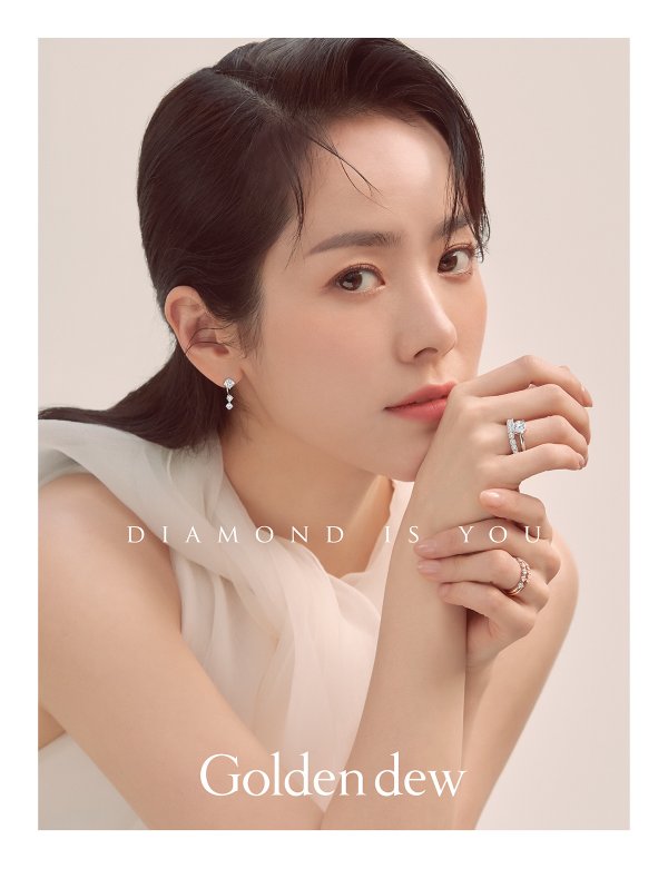 Actor Han Ji-mins jewelery brand picture has been released.Han Ji-min in the picture attracted Eye-catching with an elegant and luxurious mood.He added a diamond jewelery to his white dress to show off his romantic charm, and added a simple white shirt and a nice jewelery to complete a more brilliant look.It perfectly expresses the beauty of a self-shining woman that the brand shows.PhotosGoldendue