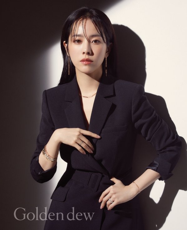 Actor Han Ji-mins jewelery brand picture has been released.Han Ji-min in the picture attracted Eye-catching with an elegant and luxurious mood.He added a diamond jewelery to his white dress to show off his romantic charm, and added a simple white shirt and a nice jewelery to complete a more brilliant look.It perfectly expresses the beauty of a self-shining woman that the brand shows.PhotosGoldendue