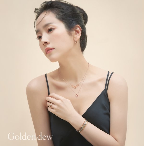 Actor Han Ji-mins jewelery brand picture has been released.Han Ji-min in the picture attracted Eye-catching with an elegant and luxurious mood.He added a diamond jewelery to his white dress to show off his romantic charm, and added a simple white shirt and a nice jewelery to complete a more brilliant look.It perfectly expresses the beauty of a self-shining woman that the brand shows.PhotosGoldendue