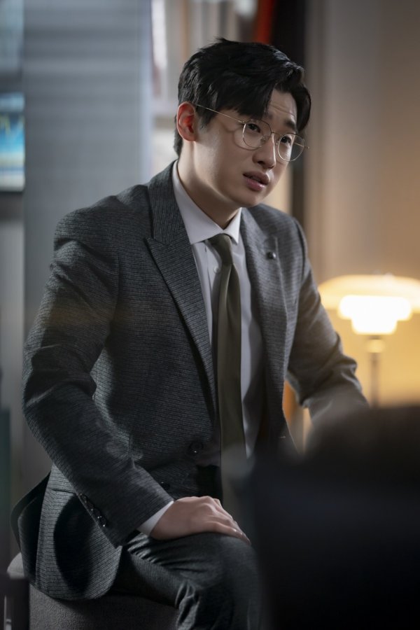 Lee David is impressed with the powerful new Stiller in the JTBC gilt drama Itaewon Klath (director Kim Sung-yoon, playwright Cho Kwang-jin).Lee David is working as Lee Ho-jin, a close friend and competent asset manager of Park Seo-joon, in the play Itaewon Klath.In particular, Lee Ho-jins mission has become more serious as the conflict with the big business owners is peaking, and interest in him grows day by day.Lee Ho-jin (Lee David), who returned to the fund manager with ability from a student who was bullied by his son Jang Geun-won (Security), a large corporation, had a considerable shock to viewers.As Lee Ho-jin said, I was fighting for myself, fighting for patience. He had endured the years and developed the power to defend himself.Above all, it is solidifying its presence as a strategy that should not be in the plan to break down the market.This is because Lee Ho-jin, a cool and rational judge, is adding to the strength of being on the Roy side.In addition, Lee Davids delicate performance, which revived the human aspect of guilt with a bitter one-loss in the attack on Jangga, attracted attention.The three-dimensional hot-rolling that revives the realism of the character is a point that leads viewers to fall more into the drama.There is a lot of expectation in his role in what kind of tricks to turn the fight against Jangga into victory in the future.