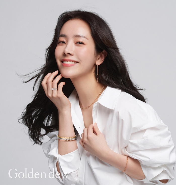 Actor Han Ji-min showed off her innocent looks with perfect features.Fine Jewelry brand Golden Dew released a 2020 S/S season pictorial by Muse Han Ji-min on the 5th, based on the brand campaign Slogan.In this picture, which was a wedding line with the beauty of diamonds that do not change over time and a fashion line that naturally permeates at any moment and emits charm, Han Ji-mins elegant and luxurious mood blended well and created synergy effect.On the other hand, Han Ji-min delivered 3,000 medical protective clothing worth 100 million won to the society of Daegu City for the purpose of suffering from Corona 19 (new corona virus infection).Photos by Golden Dew