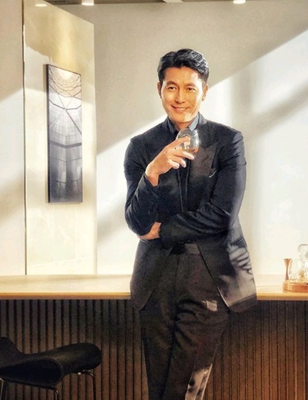 Actor Jung Woo-sung has released recent news on SNS.On the 5th, Jung Woo-sung posted a picture on his Instagram.The photo shows Jung Woo-sung, who is wearing a suit and carrying a glass and smileing.Jung Woo-sung in a warm Smile stands out for its unique warmth.Jung Woo-sung, who met audiences with the movie The Animals Who Want to Hold the Spray last month, continues his work with the movie Medical Talks this year.Currently, he is filming the film Protector which is a director and starring.Photo = Jung Woo-sung Instagram