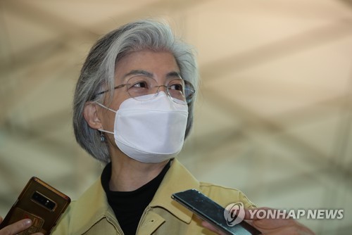 답하는 강경화 장관 (영종도=연합뉴스) 박동주 기자 = 정부가 신종 코로나바이러스 감염증(코로나19)과 관련, 베트남에 격리된 한국인 270여명을 지원하기 위해 신속대응팀을 파견한 5일 오전 신속대응팀 격려 등을 위해 인천국제공항을 방문한 강경화 외교부 장관이 취재진의 질문에 답하고 있다. 2020.3.5 pdj6635@yna.co.kr