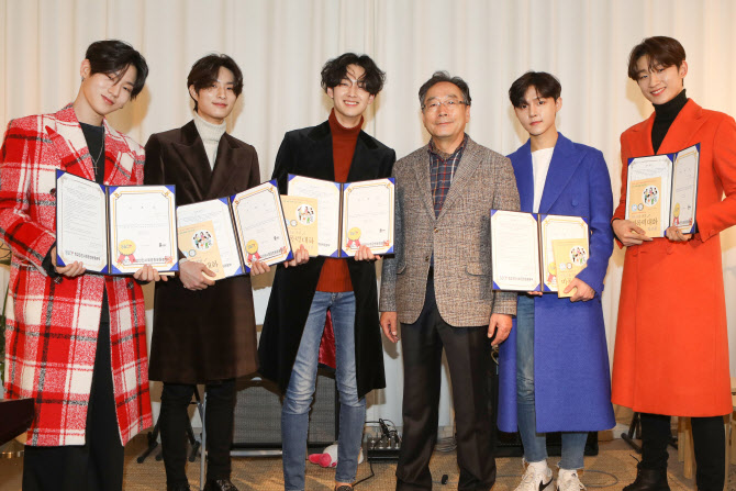 윤스토리엔터테인먼트 이미지