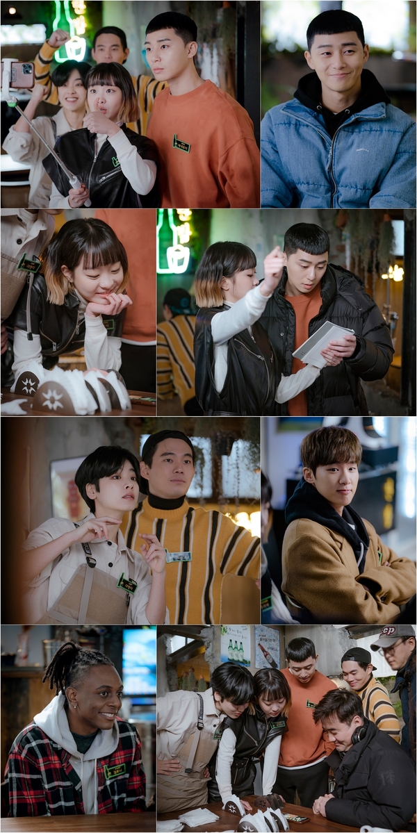 On the 6th, the Itae One Clath (directed by Kim Sung-yoon, the playwright Cho Kwang-jin, production showbox and writing, One next Web toon Itae One Clath) released a behind-the-scenes cut of the laughing scene of the Danbams six people with warm visuals and sweet honey chemistry.Itae One Clath is continuing the craze that does not know how to cool down with Olki the audience rating and the topic.With the unrelenting momentum, the last 10 broadcasts surpassed 16 percent (14.8% nationwide, 16.2% in the metropolitan area / Nielsen Korea paid households), and kept the top spot in the same time zone for the ninth consecutive time, breaking its own highest ratings.It also swept the top spot on the topical chart.In the topical JiSoo (February 24 to March 1), which was announced by Good Data Corporation, a TV topic analysis agency, it ranked first for two consecutive weeks with a market share of 28.81% in the overall drama category including terrestrial, general and cable.In addition, Kim Da-mi ranked first in the drama casters topic JiSoo, and Park Seo-joon ranked second in the list.Especially, Class without Acting Hole The hot performances of other Actors are attracting hot popularity every day.Park Sae-roi and other Dan Bams are loved by the absolute support of viewers, drawing a character with a strong personality in his own color and upgrading the fun of the drama.You can get a glimpse of their extraordinary team chemistry in the atmosphere of the scene that is conveyed by the photo alone.First, Park Seo-joons unique soft smile epilates the hearts of viewers.Park Seo-joon is sometimes leading the drama with a pure and rugged look, sometimes with a sharp and intense look with a blade of revenge, drawing various faces of Park Sae-roi.Kim Da-mi, who is monitoring with a child-like smile, was also caught.Kim Da-mi, who is excellently drawing a genius Sosio Pass Joyser in love, has been in the top spot for two consecutive weeks in the drama casts topical ranking.Here, six-color youth energy filled the scene with six-colored youth energy, including Kim Dong-hee, who stimulates excitement with a smile full of smiles and Simkung eyes, Ryu Kyong-su and Lee Ju-young, who show the best chemistry of Danbams, and Cristiano Ronaldo Lion, who is active as original character Kim Tony.The production team of One Clath said, The performance of Danbams, which leads the drama with teamwork and breathing, is more than expected.Please watch the rebellion of those who are aiming for the top spot in the industry against the monster group of the food industry.On the other hand, Itae One Clath, which captivates viewers and causes syndrome. As it proves its popularity, the official SNS account of Foa at night is getting great response from viewers.With 100,000 followers ahead of the current account, it is attracting attention because it contains the motto of the night enough to create the illusion that it is an account operated by Foa.Not only did you introduce the one-day business and menus of Foa at night, but the contents that capture the real and sensible scenes of the actual meeting from the small episodes that occur there are fun.Prior to the 12th broadcast on the 7th (Saturday), Cristiano Ronaldo Lion of Kim Tony will meet viewers through Love Live! broadcast at 10:40 pm.On the 14th (Saturday), Ryu Kyong-su of Choi Seung-kwon will find Love Live! broadcast.One of the questions for the two nights is that you can leave your own questions through the official account story post of the Foa SNS, and you can check the answer through Love Live!(https://www.instagram.com/danbam.official/)Itae One Klath will be broadcast at 10:50 p.m. today (on the 6th).(PHOTOS: ) (News Operations Team)Laughing flowers catch the back of the full-blown set! Visual and Chemido broadcast On the Ten Days: 10:50pm every Friday, Saturday night