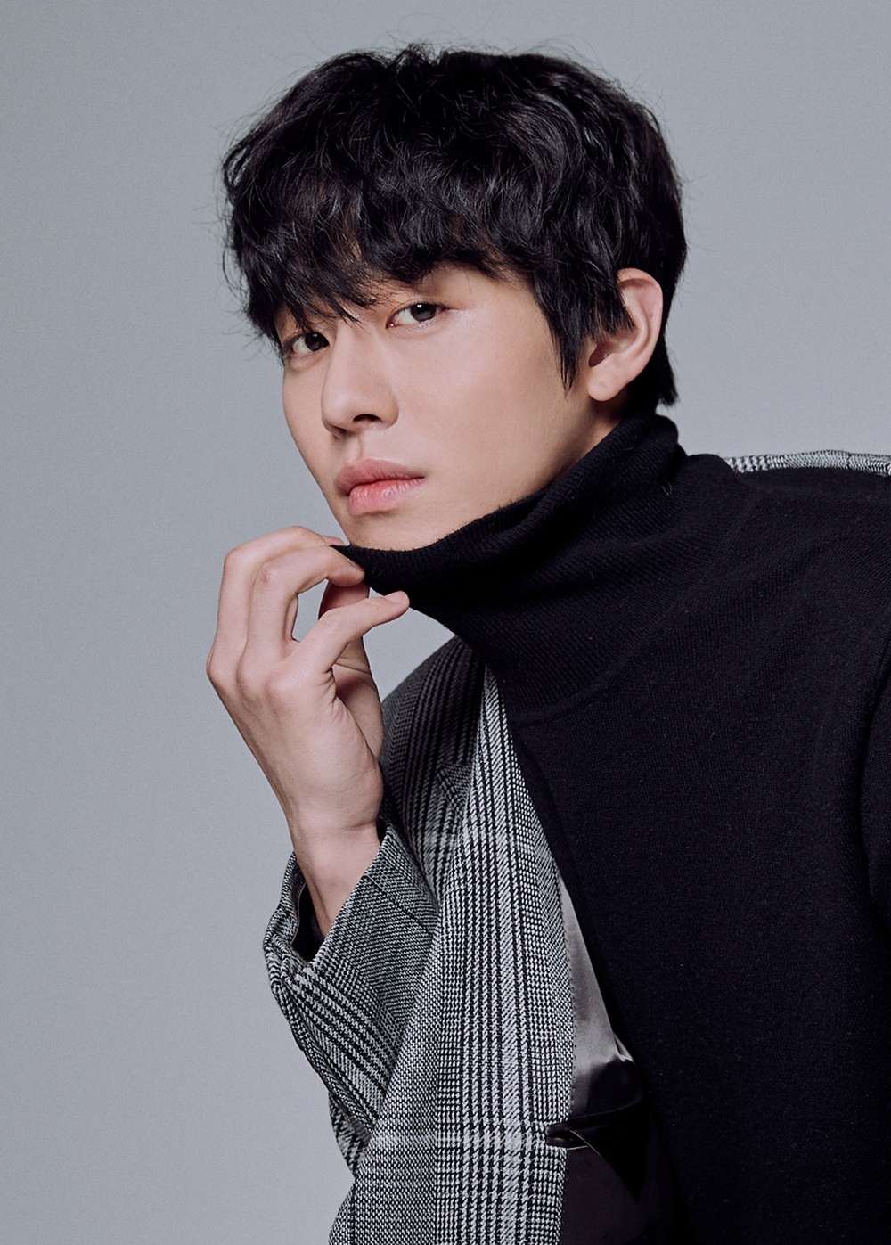Seoul = = As much as watching a work, it is also exciting to see an actor who grows as he continues to work.Actor, who has recently been loved by many viewers, is Ahn Hyo-seop, the main character of SBS Romantic Doctor Kim Sabu 2, which ended at the end of last month.In 2015, he started with the drama Fondant Fondant LOVE, followed by Queen of the Ring, and My father is strange.After building up his experience, he transformed into a boy with a face of a horse in Thirty but Seventeen (2017), and a man with innocent charm in Abyss (2018), and completed the blunt growth drama of Seo Woo-jin, a wounded young man in Romantic Doctor Kim Sabu 2.It was an opportunity and a challenge for Ahn Hyo-seop to show all the things that he did not show before.In the first medical drama, I received homework to express the story of an adult who is ten years older than himself, a mature melodrama, and a remady of a person with a large amplitude of emotion.Seo Woo-jin, who expressed his deep eyes and emotions, succeeded in attracting viewers.Ahn Hyo-seop said that he was a youth who did not believe in romance like Seo Woo-jin, and learned how to find real romance through Romantic Doctor Kim Sabu and how to like more Acting by meeting Han Suk-kyu.Like Seo Woo-jin, it is a romantic story of Ahn Hyo-seop that he could grow big too.- Han Suk-kyu said that he was very pretty at the scene.- Did you ask a lot of advice from Han Suk-kyu?- We achieved 27% of the audience rating. In three years of mini-series, more than 25% of the drama came out.- Realize the popularity.- What is memorable during the reaction of colleagues or close people.- There is a reputation that Melody has suddenly progressed.- I had to show a different result from the existing melodrama. The melodrama of this work felt quite a man and an adult.- Co-work with Lee Sung-kyung.- Shes a good-looking girl. Shes a good fit.2 Lee Sung-kyung and Mello, a mature expression effort